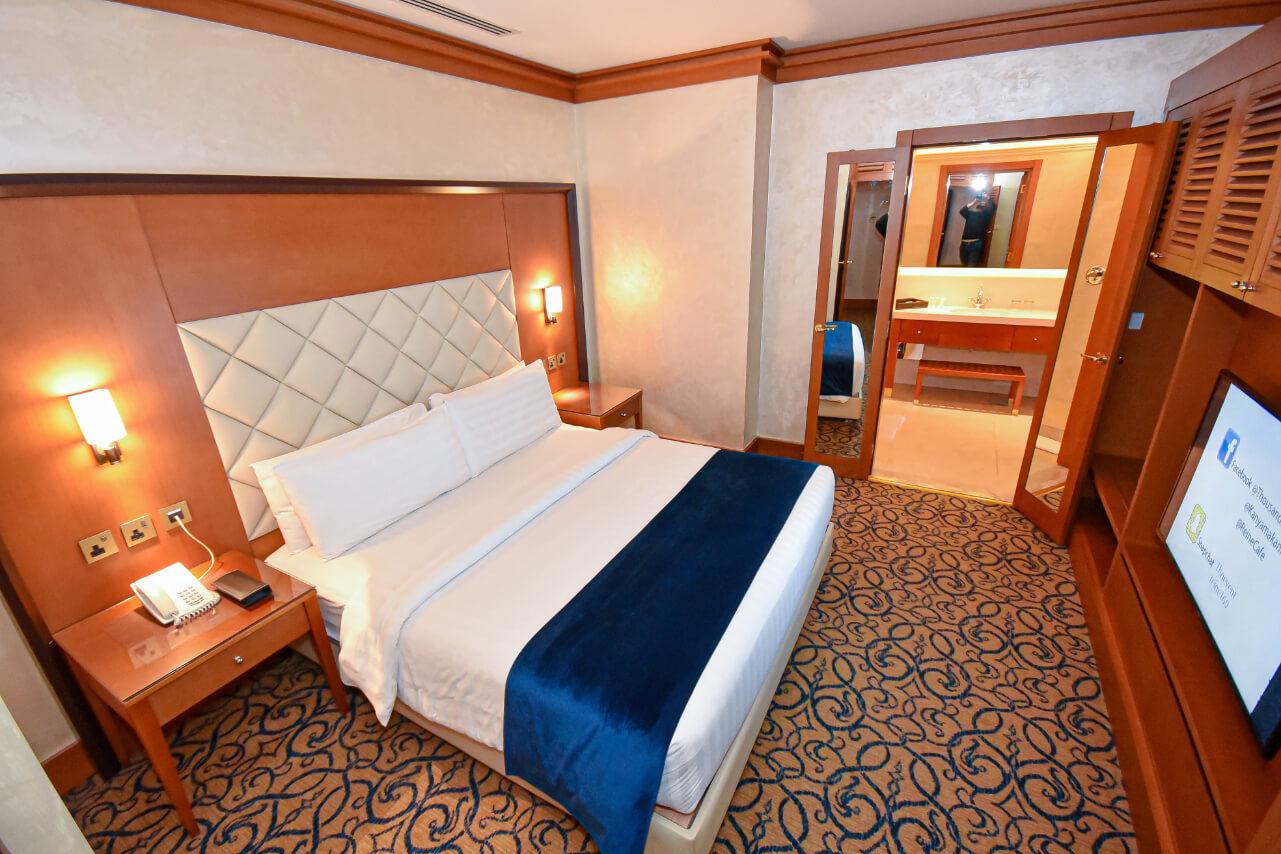 Thousand Nights Hotel Amman Esterno foto A bedroom in the hotel