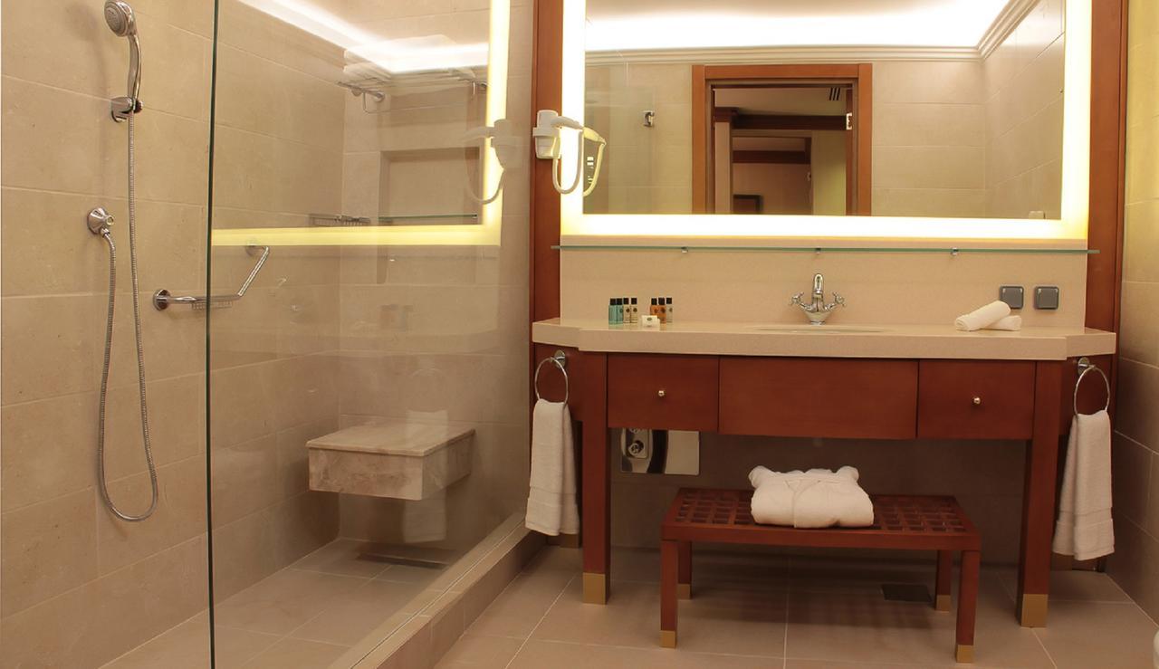 Thousand Nights Hotel Amman Esterno foto A bathroom in a hotel